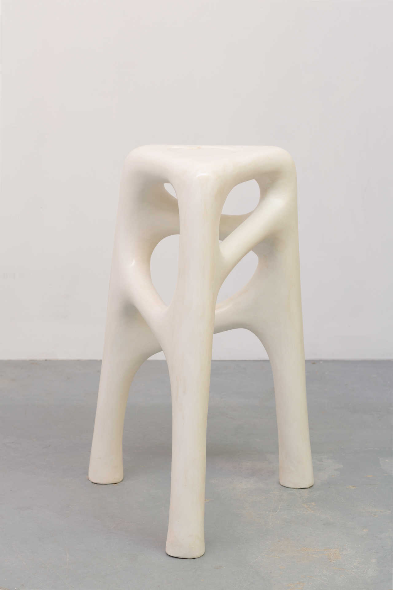 Pedestal table in steel, plaster and wax &mdash; White Noise by Cl&eacute;mence Mars & Thomas Lelouch